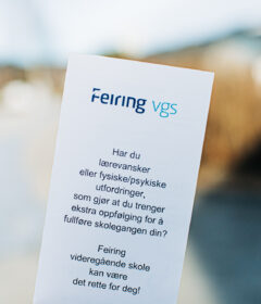 En hånd holder en brosjyre fra Feiring VGS, som tilbyr støtte til elever med fysiske eller psykiske læringsutfordringer.