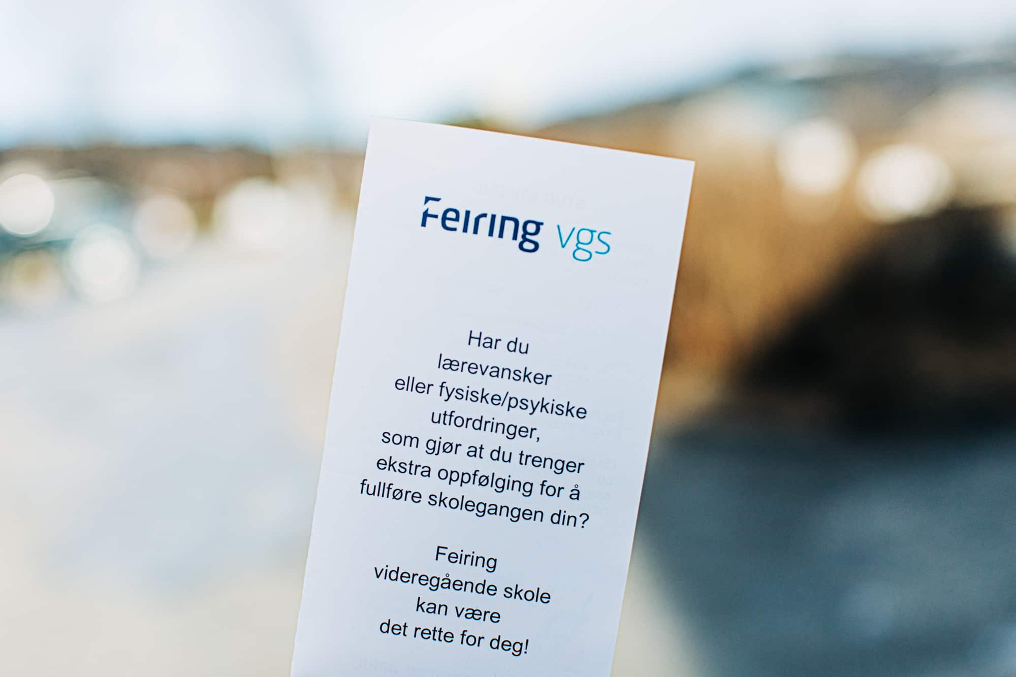 En hånd holder en brosjyre fra Feiring VGS, som tilbyr støtte til elever med fysiske eller psykiske læringsutfordringer.