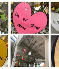 En collage viser hjerteformede lapper med positive budskap på norsk hengende på et tre, et pyntet innendørs tre og brosjyrer på et bord i en innendørssetting.