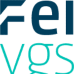Delvis visning av stiliserte, overlappende små og store bokstaver i blått og blågrønt på hvit bakgrunn. Teksten er beskåret og ikke fullt leselig.